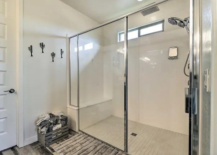Holiday home Heated Pool + Putting Green: Retreat! *