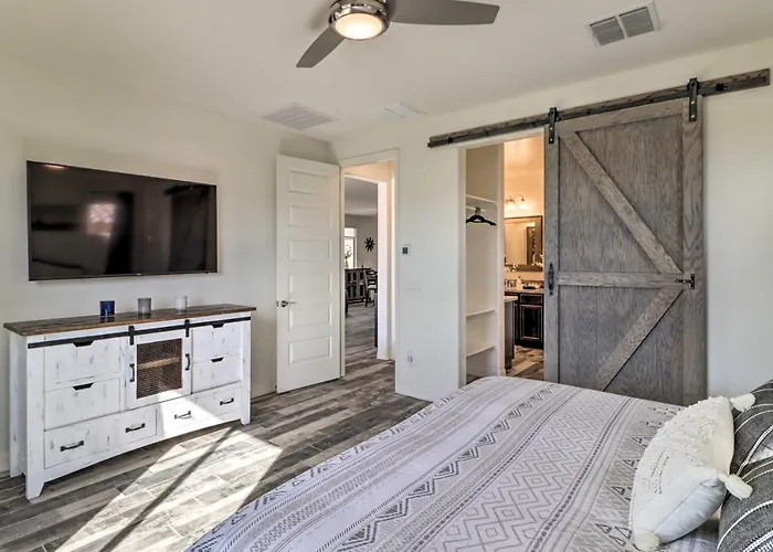 Heated Pool + Putting Green: Retreat!