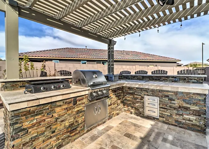 Holiday home Heated Pool + Putting Green: Retreat! Goodyear