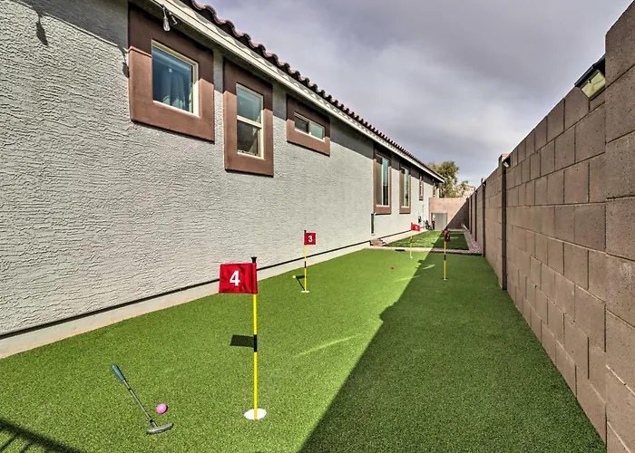 Holiday home Heated Pool + Putting Green: Retreat! Goodyear