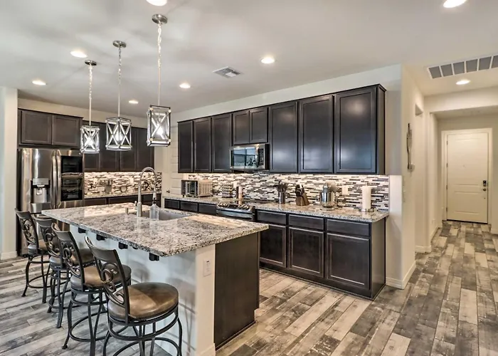 Holiday home Heated Pool + Putting Green: Retreat! Goodyear